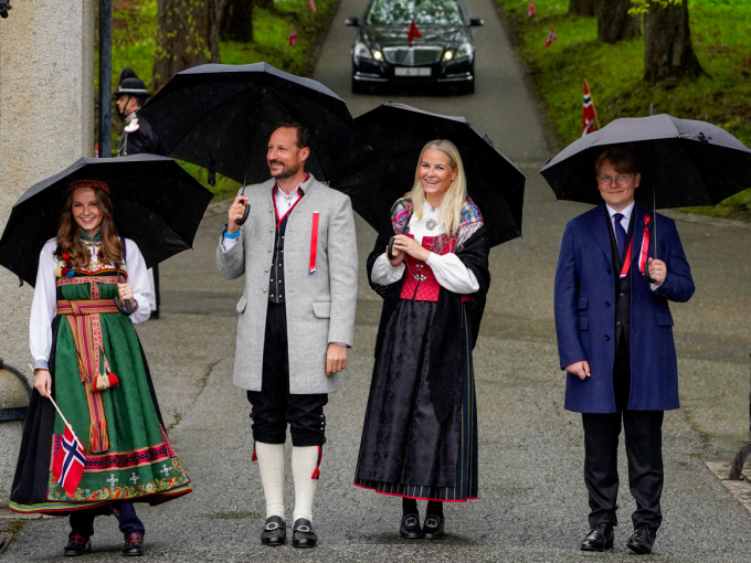 The Crown Prince, Crown Princess and their family greeted greeted representatives of Asker municipal schools, marching bands and choirs by the front gate of Skaugum Estate. Photo: Lise Åserud, NTB  